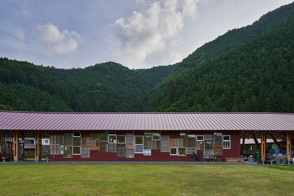 人口1500人を割る町で集まった約700枚の建具で構成されたパッチ―ワーク窓。 photo