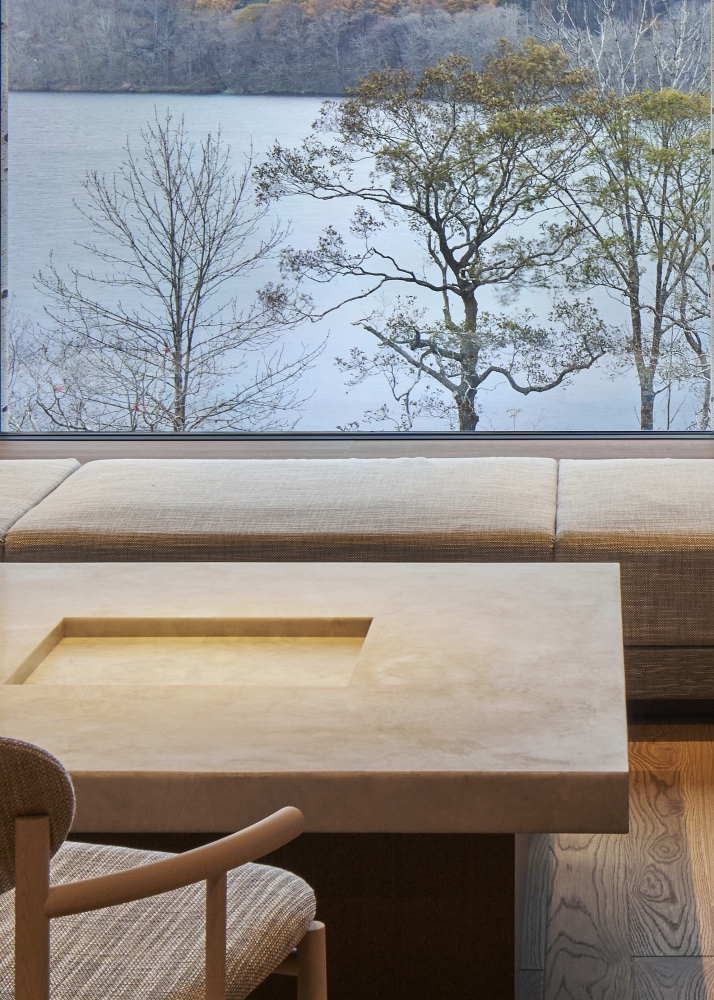 ©Koji Fujii / TOREAL　ローテーブルの内部に仕込んだ照明の光が、薄くスライスした天然石を透過して淡く発光する。 photo