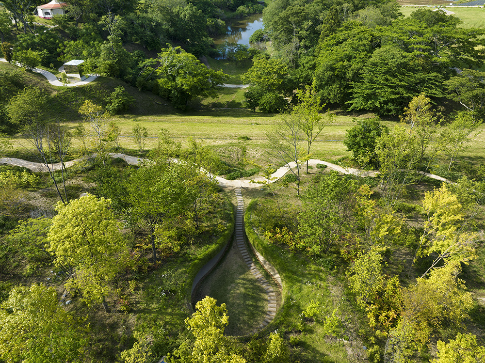 大地と一体化した、非オブジェクト的な建築を目指した。 photo